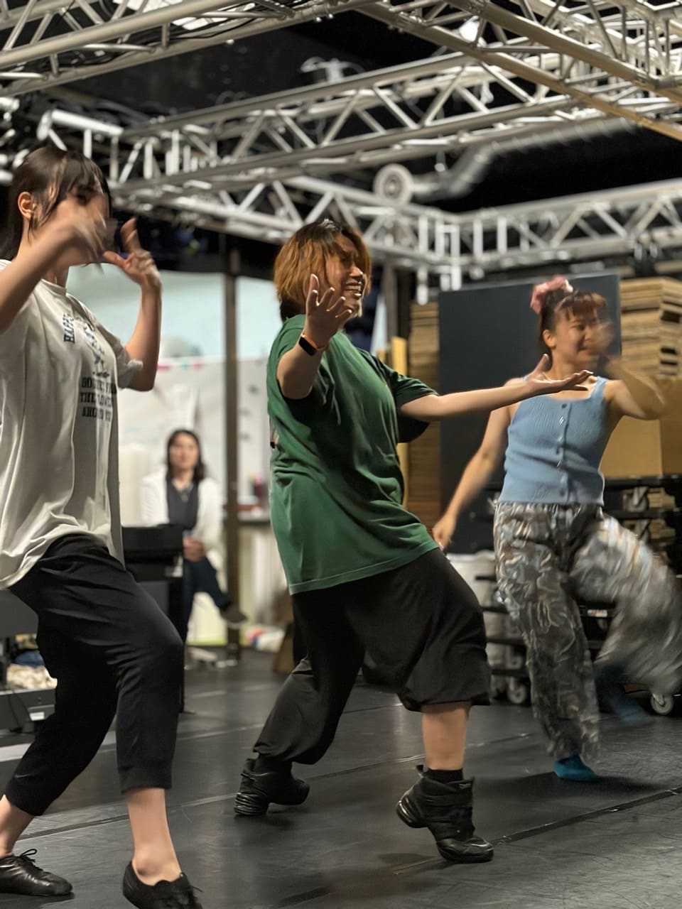 稽古場で3人が腕を大きく広げて踊っているダンス審査の場面｜劇団カスタリア 2026年のオーディション