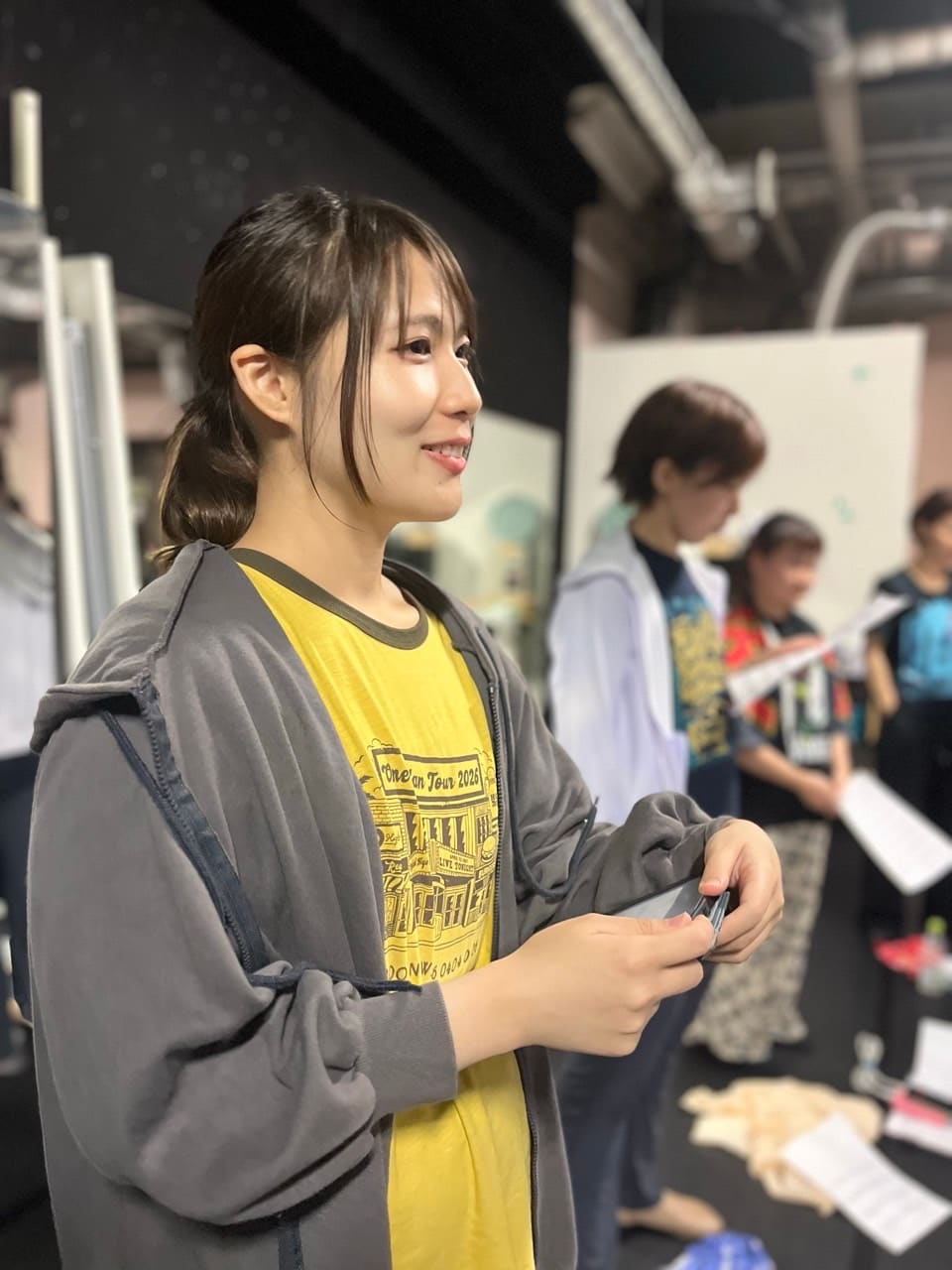 台本を手に、順番を待ちながら前を見ている出演者｜劇団カスタリア 2026年のオーディション