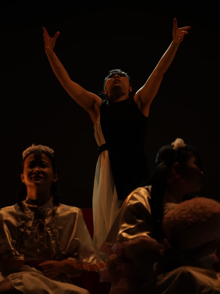 両腕を高く広げて天を仰ぐ出演者と、その前に座る出演者たち｜劇団カスタリア「orb」