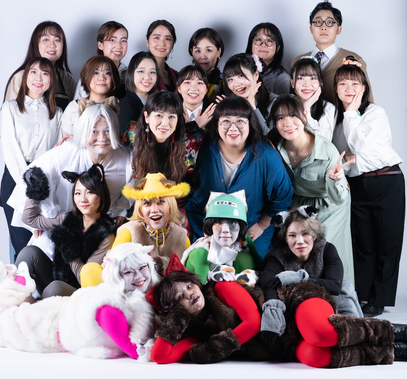 猫の衣裳やスーツ姿など思い思いの装いで並ぶ出演者たちの集合写真|劇団カスタリア第8回公演「清子と桃香」
