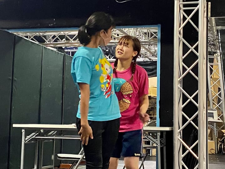至近距離で向かい合い、相手を見上げて訴える芝居をする出演者2人｜劇団カスタリア 演技稽古