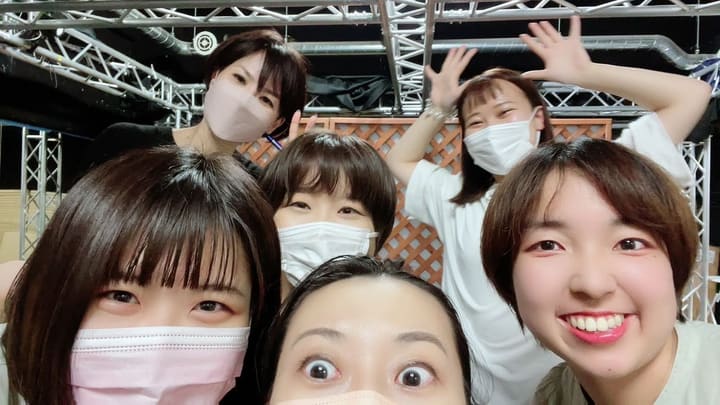 稽古場でカメラに顔を寄せ合い笑う団員6人|劇団カスタリア 稽古オフショット