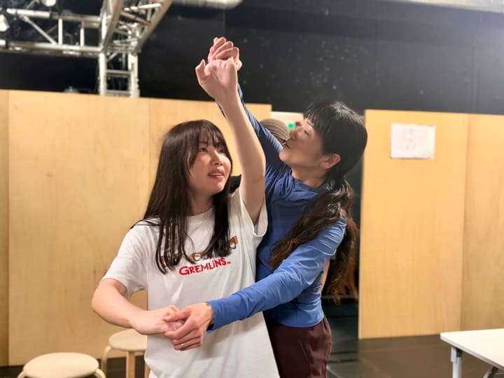 腕を取って振りの形を確かめ合う2人の出演者｜劇団カスタリア ステージング