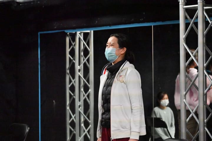 白いパーカー姿で立ち、正面をまっすぐ見つめる出演者｜劇団カスタリア お芝居の稽古