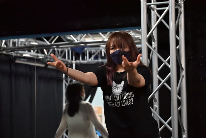 両手を前へ大きく差し出し、客席側へ手を伸ばす団員｜劇団カスタリア「オーブ」ダンス稽古