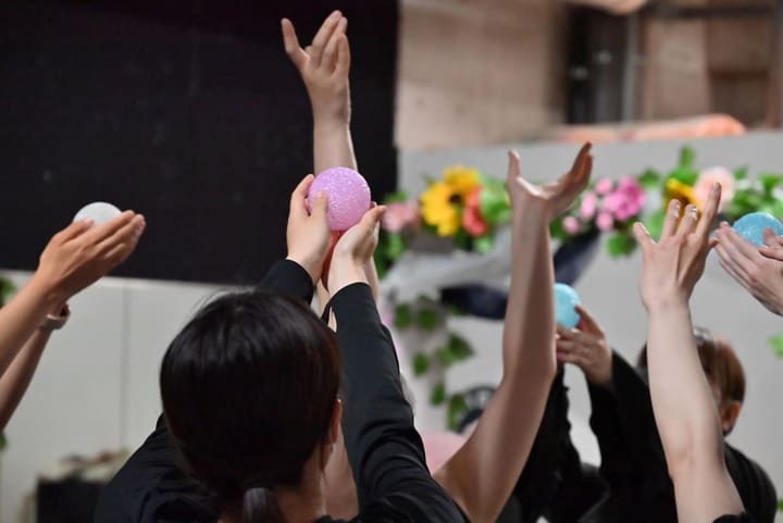 色とりどりの光る球を手のひらに載せ、高く掲げる出演者たち｜劇団カスタリア「オーブ」衣裳つき通し稽古