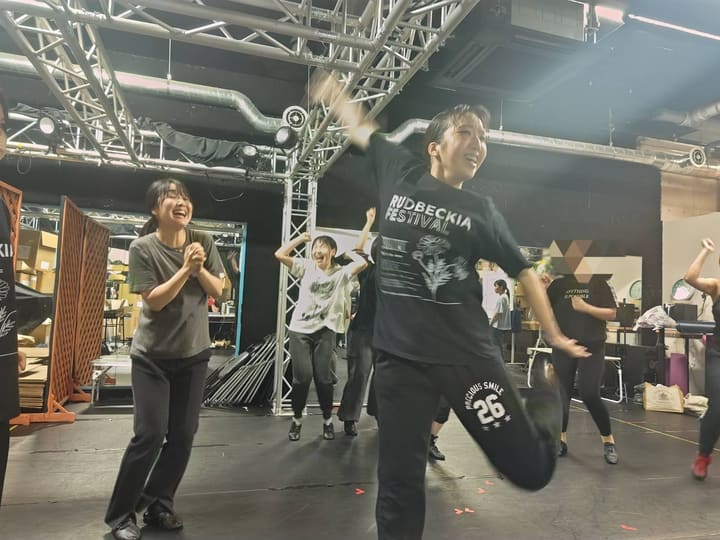 腕を大きく振り下ろす振付を一斉にそろえて踊る出演者たち|劇団カスタリア「TRIP」ダンス稽古