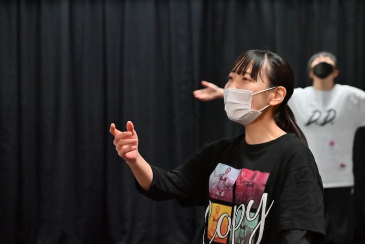 両手を前に差し出しながら台詞を届ける団員｜劇団カスタリア 通し稽古