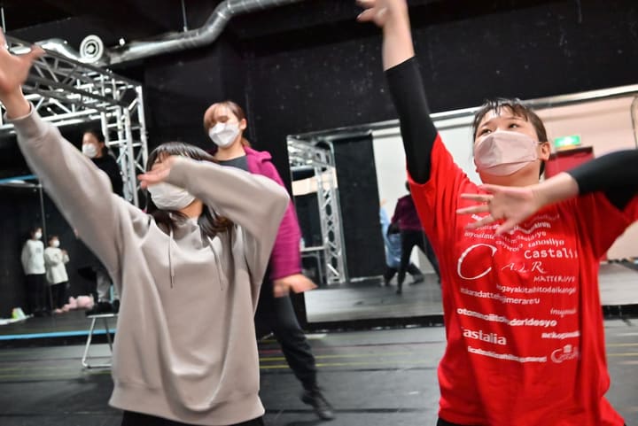 劇団名入りの赤いTシャツを着て腕を高く伸ばし踊る団員たち｜劇団カスタリア 通し稽古