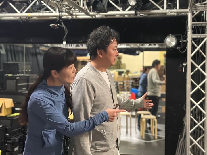 立ち位置を指し示しながら段取りを確かめるスタッフと出演者｜劇団カスタリア 芝居稽古