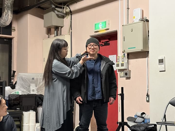 歌い手のあごの向きに手を添えて指導する講師｜劇団カスタリア 歌唱稽古