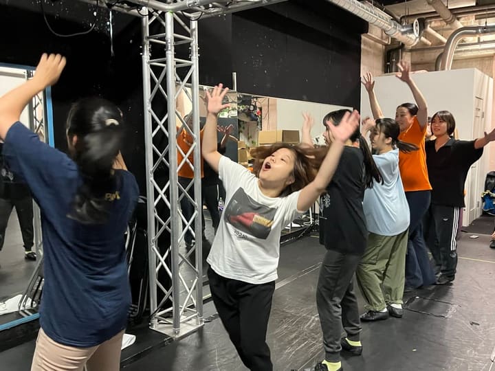 両手を大きく広げ、声を上げながら踊る団員たち|劇団カスタリア「TRIP」ダンス稽古