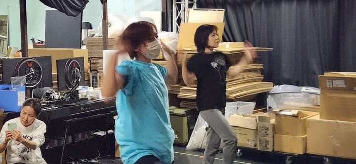 腕を振り上げ、ダウンアップでリズムを取る団員たち｜劇団カスタリア ダンスレッスン