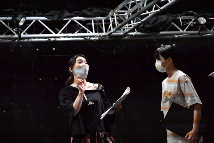 台本を持ち、身ぶりを交えて相手に語りかける団員｜劇団カスタリア 立ち稽古