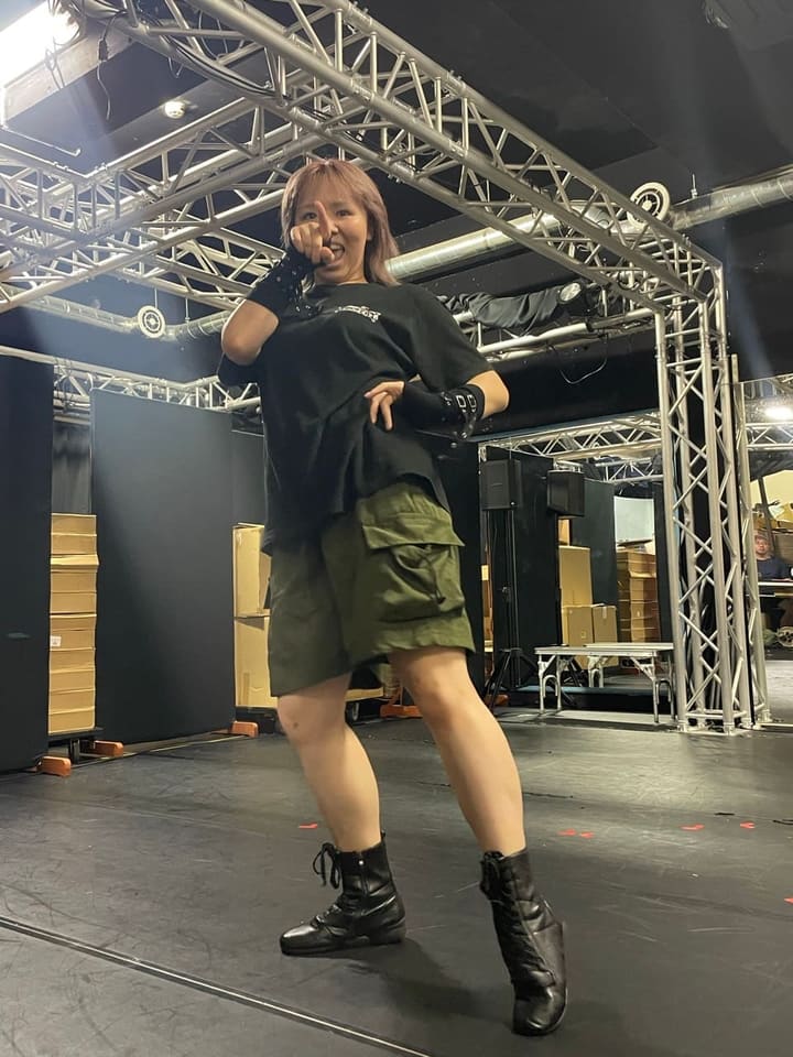指を突き出し腰を落として決めのポーズをとる出演者｜劇団カスタリア「TRIP」立ち稽古