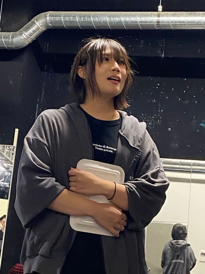 白い角皿を胸に抱えて立ち、視線を上げる出演者｜劇団カスタリア「TRIP」最終稽古
