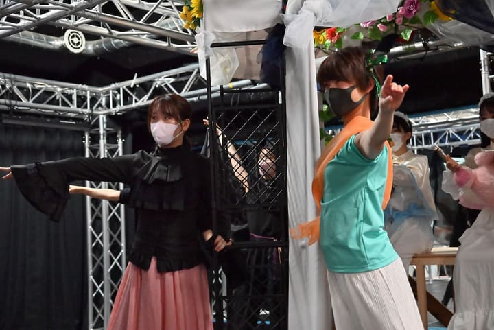 花で飾ったアーチの前で、衣裳のまま腕を伸ばす出演者たち｜劇団カスタリア「オーブ」衣裳つき通し稽古