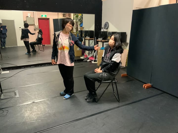 椅子に座る相手へ手を差し伸べて語りかける二人芝居｜劇団カスタリア 演技稽古