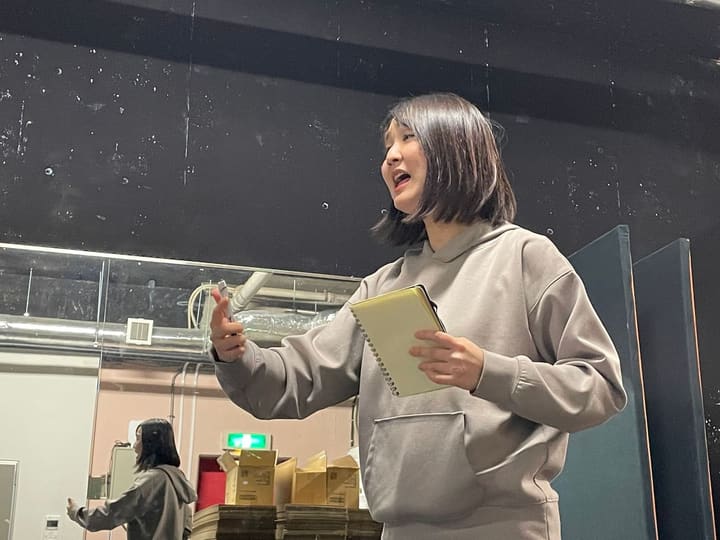 ノートを手にしたまま、片手を差し出してせりふを言う団員|劇団カスタリア 演技稽古