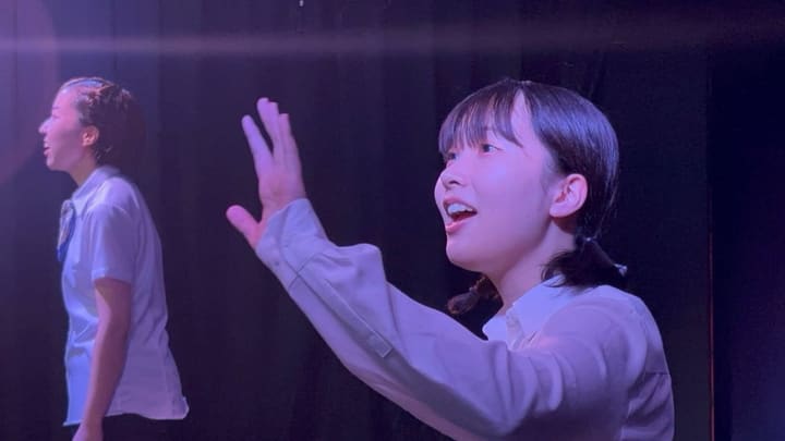 手を差し伸べて歌う出演者｜劇団カスタリアの舞台