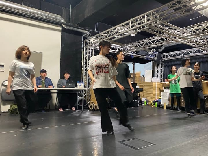 横一列でステップを踏み、リズム感を高める練習|劇団カスタリア ダンス基礎練習