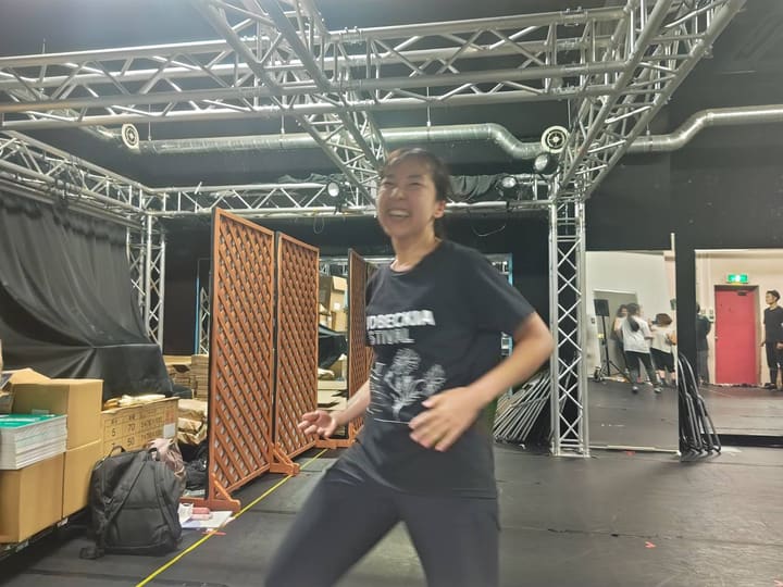 足を大きく踏み出し、笑顔で勢いよく踊る団員|劇団カスタリア「TRIP」ダンス稽古