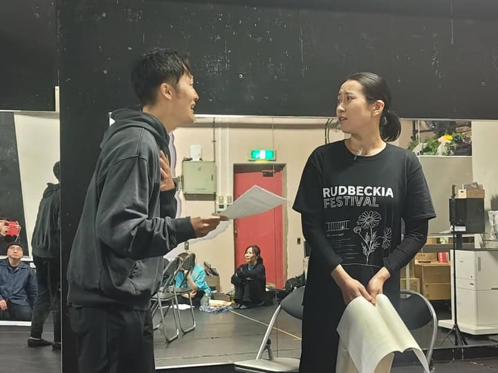 台本を手に向かい合って台詞を交わす団員2人|劇団カスタリア 演技稽古