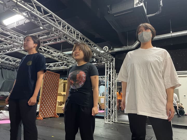 横一列に並び、同じ方向を見上げる3人の出演者|劇団カスタリア 通し稽古