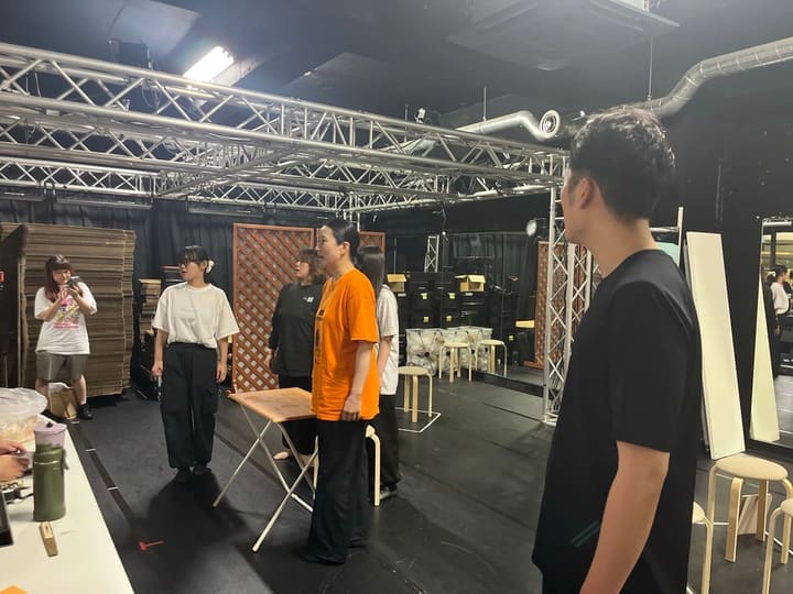 照明トラスの下で、立ち位置を確かめながら向かい合う出演者たち｜劇団カスタリア 部分抜き稽古