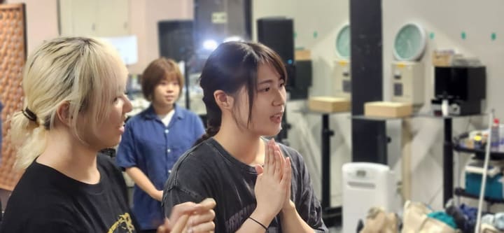 稽古場で手を合わせ、向かい合う出演者たち｜劇団カスタリア 稽古の合間