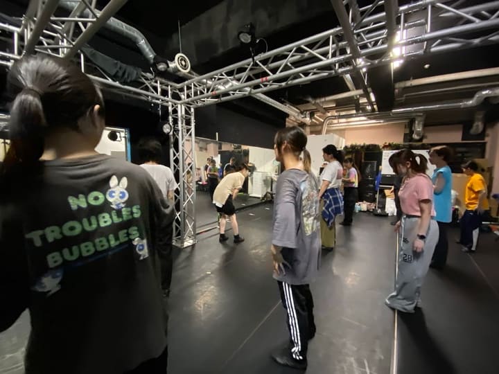 稽古場に散らばって立ち、ダンスの基礎訓練に取り組む団員たち|劇団カスタリア ダンス稽古