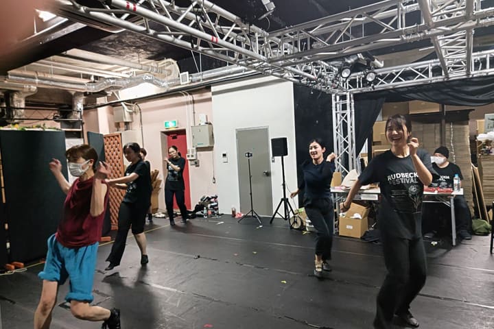 笑顔で腕を振りながら稽古場いっぱいに踊る団員たち｜劇団カスタリア ダンス稽古