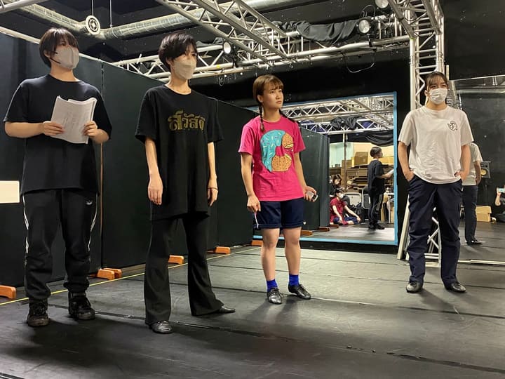 台本を手にした団員を含む4人が横一列に並んで立つ場面稽古｜劇団カスタリア「ルドベキアフェスティバル」立ち稽古