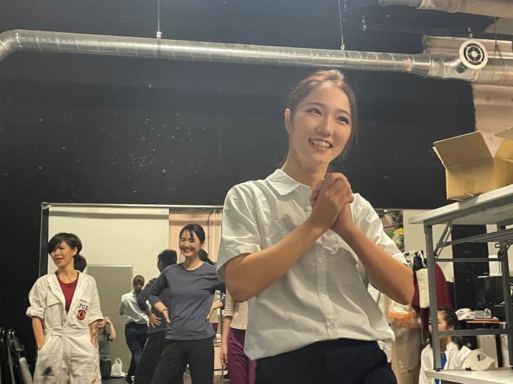 白いシャツ姿で両手を合わせ、はにかむ表情の出演者|劇団カスタリア 通し稽古