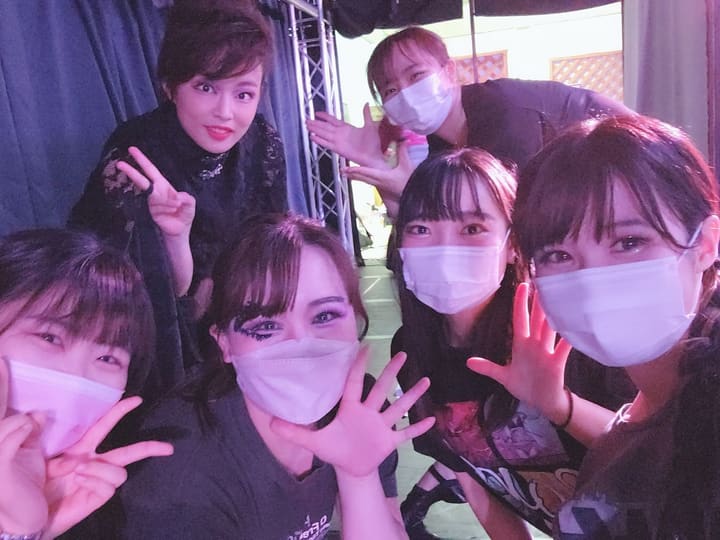 舞台メイクを終えた5人がピースサインを作って自撮り|劇団カスタリア「オーブ」パンフレット撮影