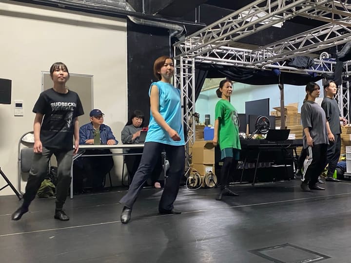 片脚を前に踏み出し、バレエの基本動作を復習する団員たち|劇団カスタリア ダンス基礎練習