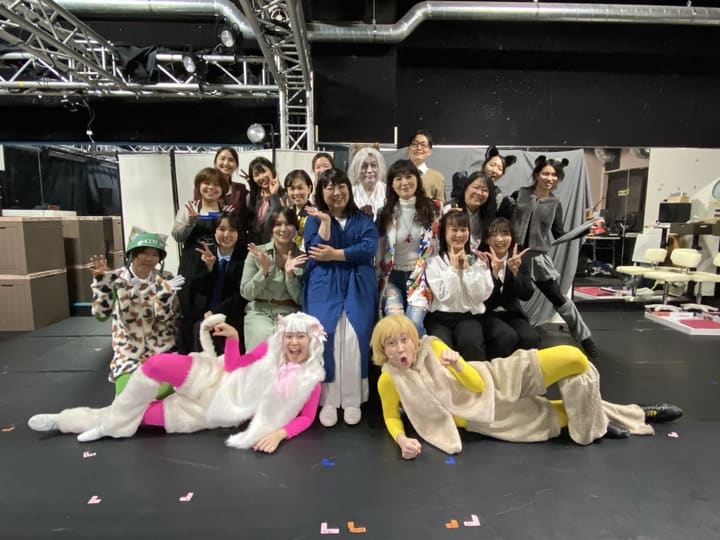 猫の衣裳を着た出演者を含む全員での記念撮影|劇団カスタリア「清子と桃香」最終稽古