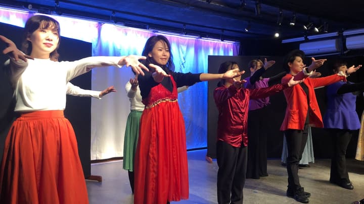 赤や紫の衣装で腕を前へ伸ばし、振りを揃えて踊る出演者たち|劇団カスタリア「DAHLIA」ソング&ダンス