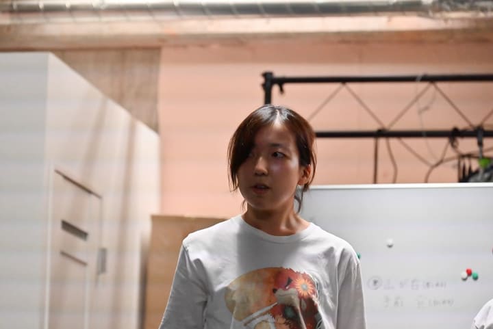 ホワイトボードを背に、口を開いて台詞を言う団員|劇団カスタリア「ルドベキアフェスティバル」演技稽古