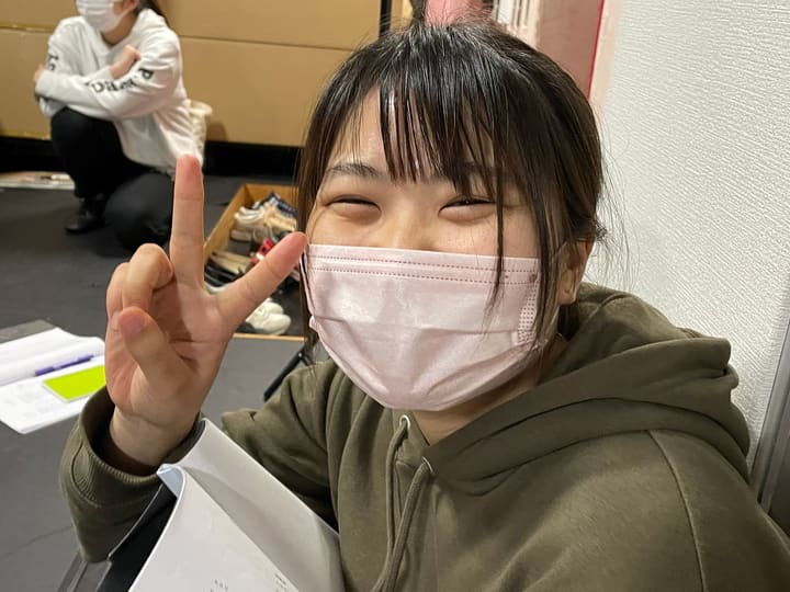 台本を手にピースサインを向ける団員の自撮り｜劇団カスタリア 稽古オフショット