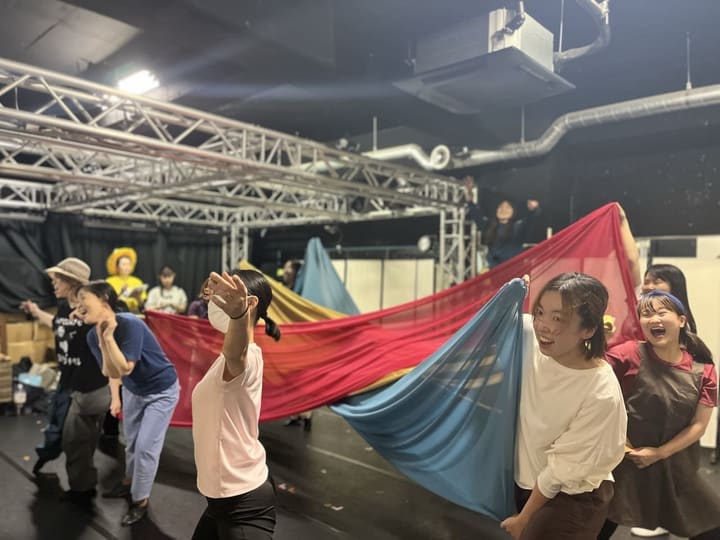 赤・青・黄の大きな布を全員で広げて踊るナンバー|劇団カスタリア「清子と桃香」稽古