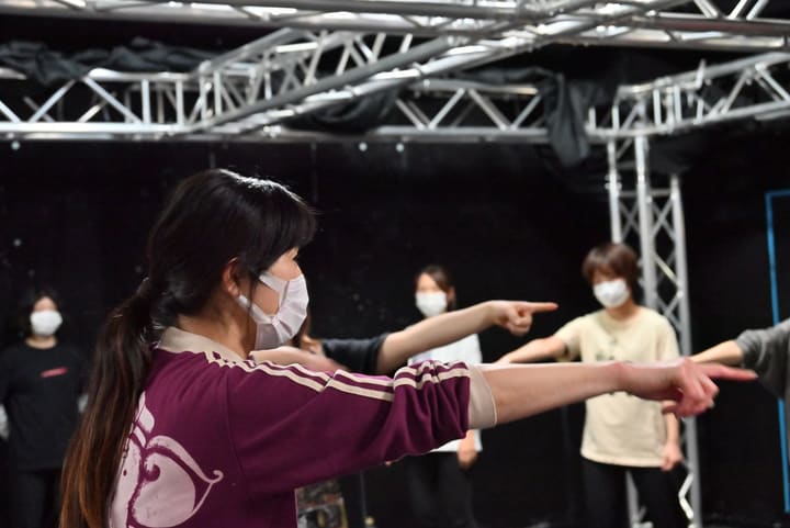 腕をまっすぐ前へ伸ばして指をさす振りを全員でそろえる様子｜劇団カスタリア ダンスナンバー稽古