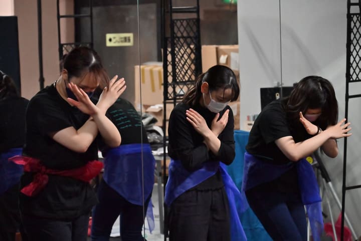 青い布を腰に巻き、腕を交差させて俯く振付をそろえる3人｜劇団カスタリア 衣裳つき通し稽古