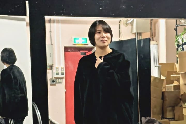 胸に手を当てて独白する団員と、鏡に映るその後ろ姿|劇団カスタリア 演技稽古