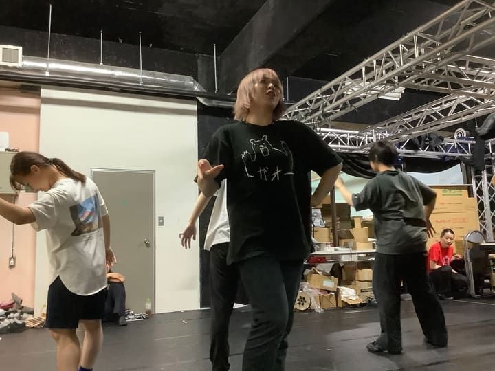 手のひらを広げ、それぞれ違う動きで踊る団員たち｜劇団カスタリア「ルドベキアフェスティバル」ダンス稽古