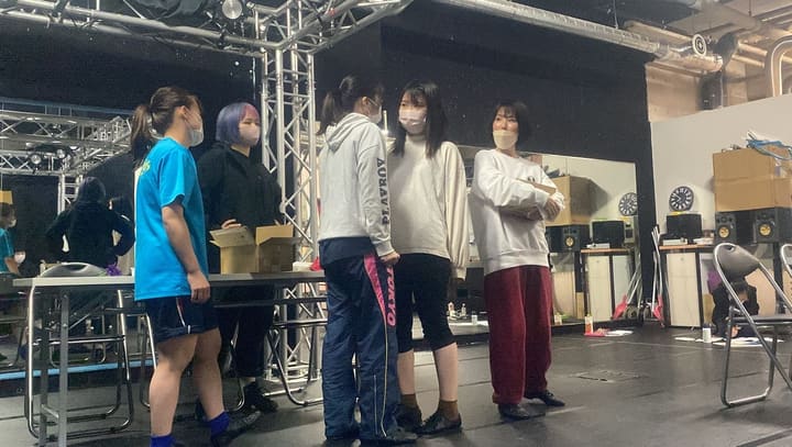 稽古場に立ち、仲間の踊りを見つめる団員たち｜劇団カスタリア ダンス稽古