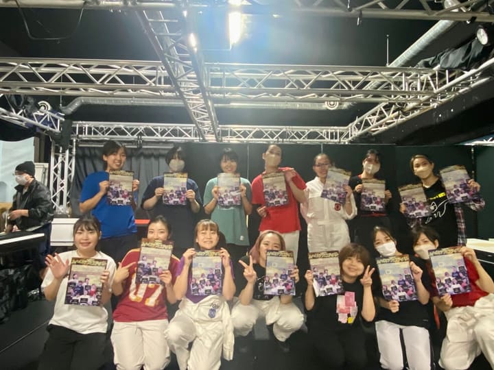 公演チラシを手にして並ぶ出演者たちの集合写真｜劇団カスタリア「ルドベキアフェスティバル」稽古