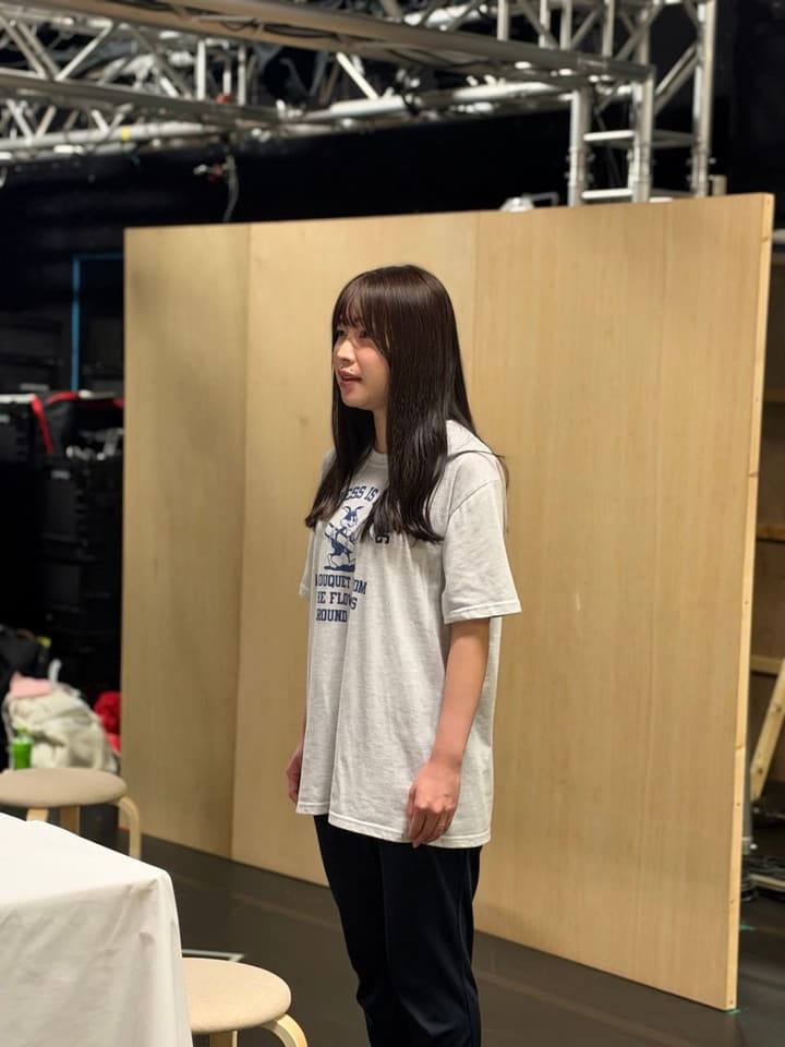 板の前に立ち、口を開いて台詞を言う田口久瑠実|劇団カスタリア 稽古日誌#203