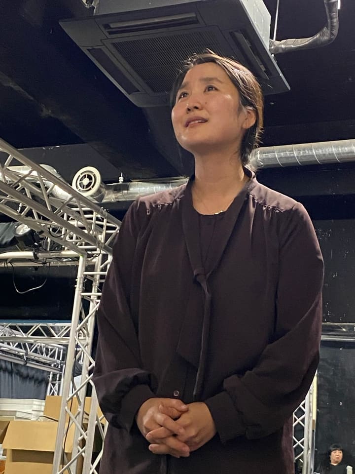 両手を前で組み、上を見上げて演じる出演者｜劇団カスタリア「TRIP」最終稽古