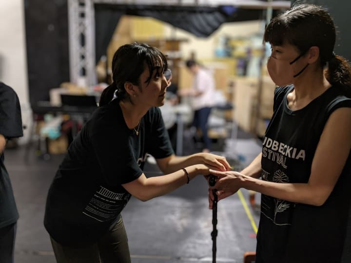 杖に添えた手を取り合い、向かい合って芝居をする出演者2人|劇団カスタリア「TRIP」立ち稽古